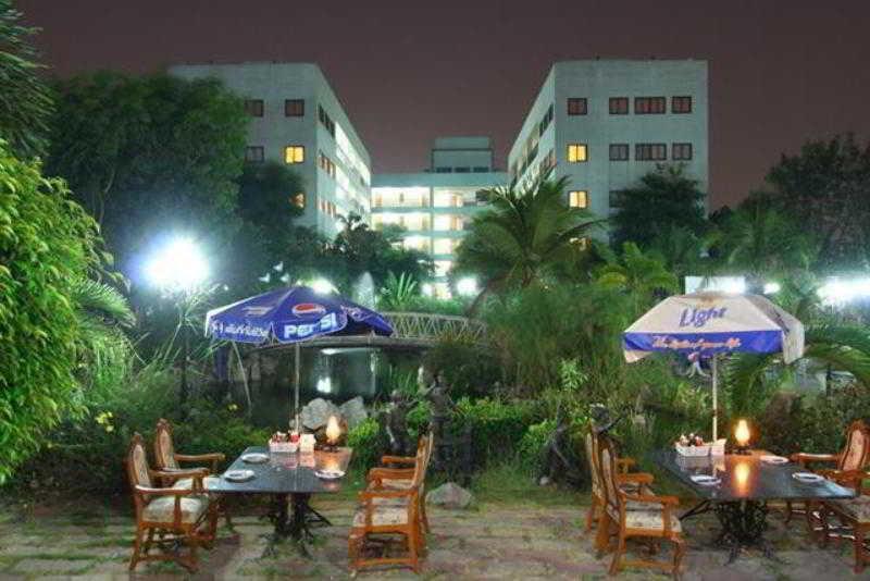 13 Coins Airport Hotel Min Buri 방콕 외부 사진